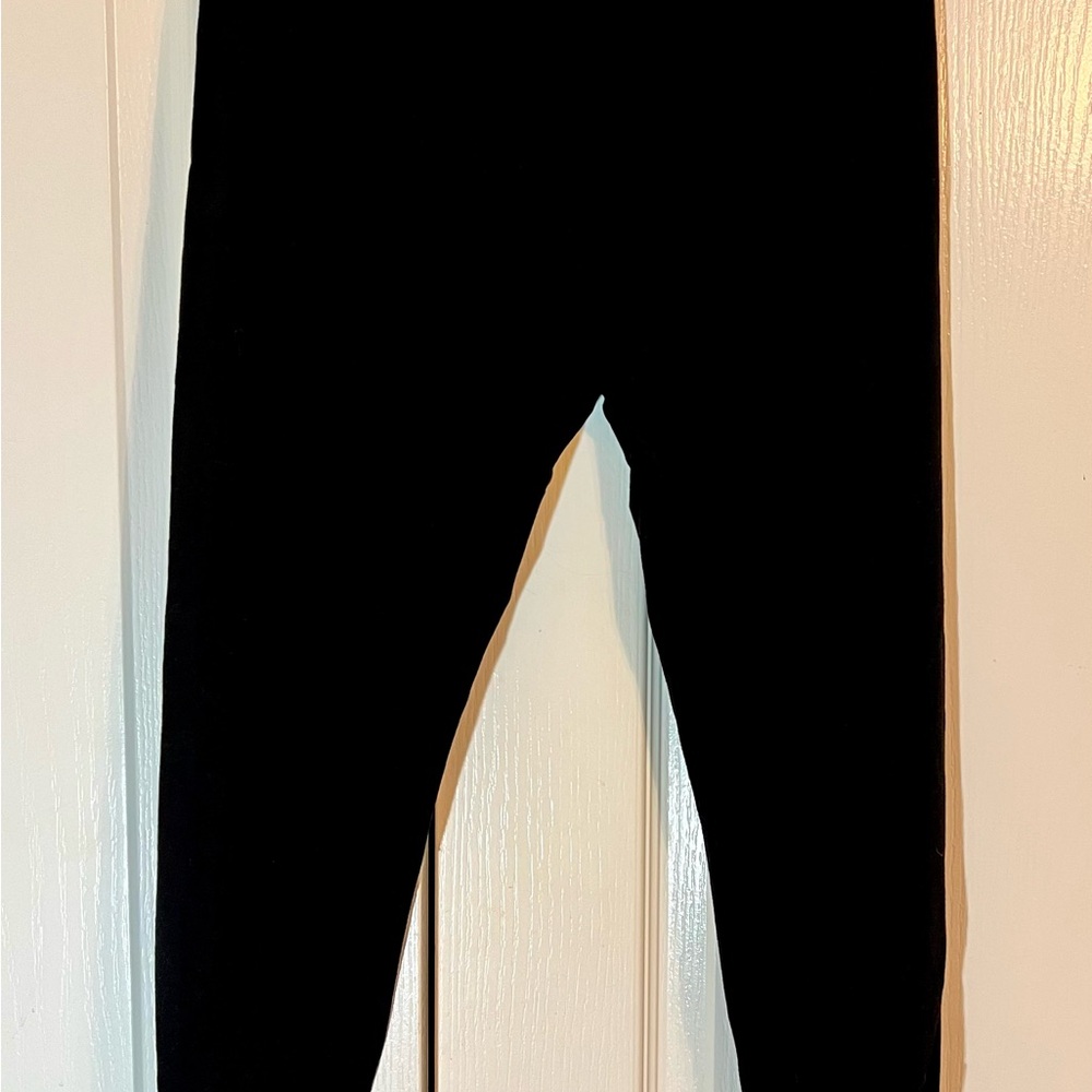 Avon Essential Black Leggings with cute side leg detail women’s small